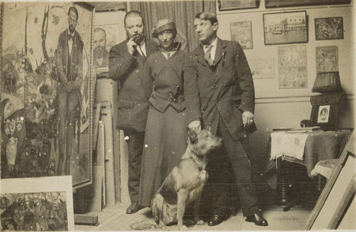 Along with Picasso (right), André Derain’s dog Sentinelle is the only other subject in this photo whose identity historians are certain of © RMN-Grand Palais (Musée national Picasso-Paris) / Michèle Bellot © Alexandre Zinoviev