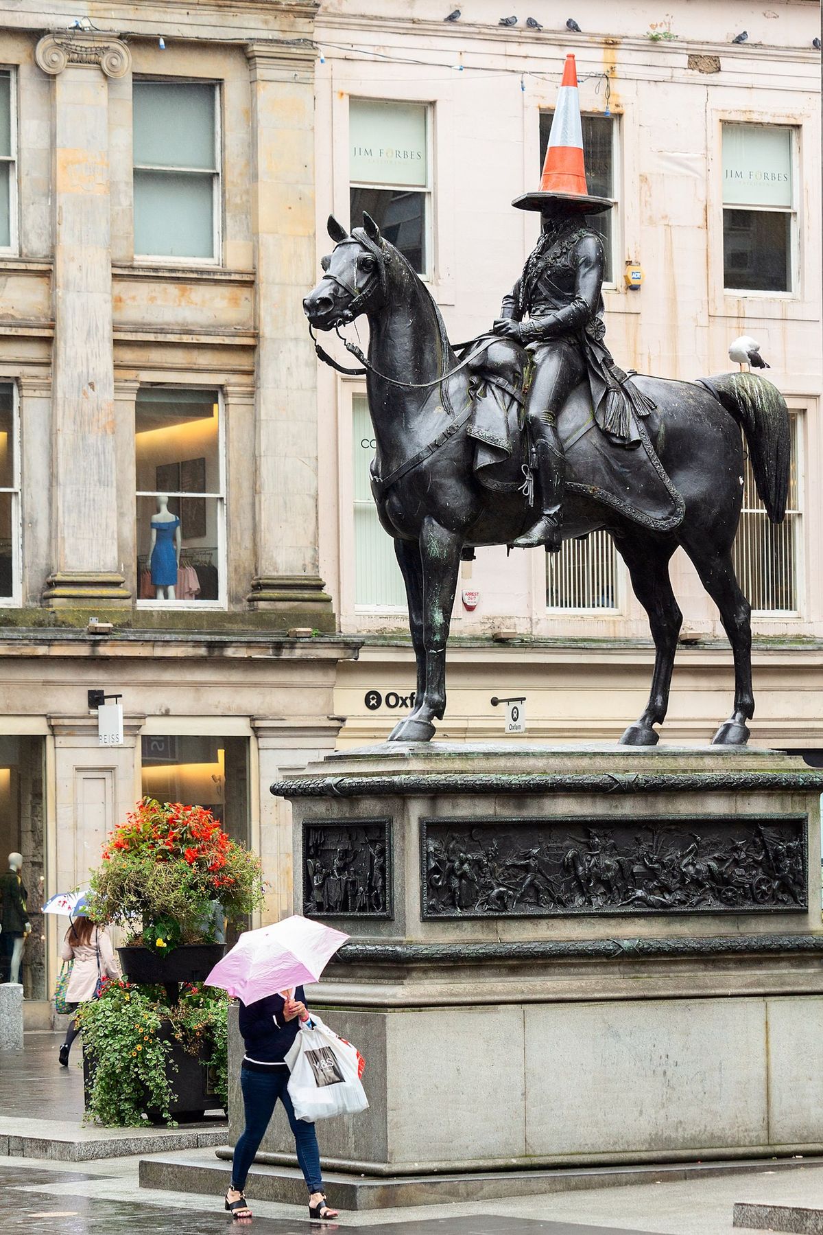 Banksy's favourite Duke of Wellington statue in front of Glasgow's Gallery of Modern Art (GoMA) Photo: German Aljabjev / Wikimedia 