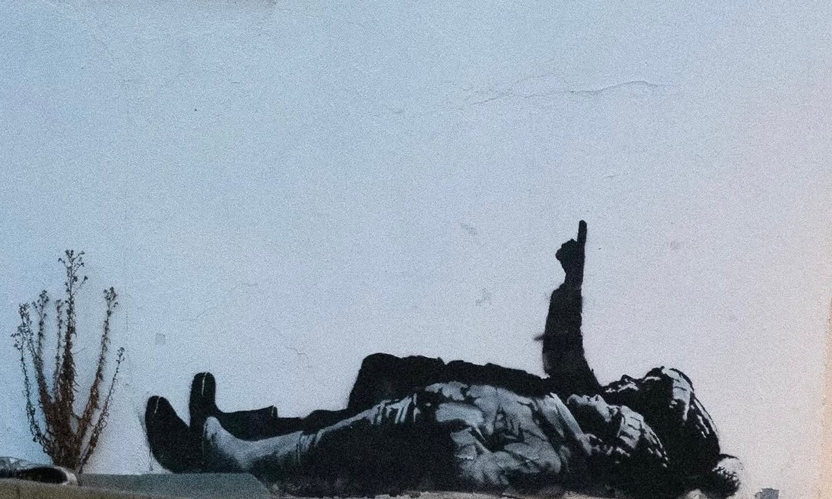 We are all in the gutter but Banksy’s Christmas kids are looking at the stars – The Art Newspaper We are all in the gutter but Banksy’s Christmas kids are looking at the stars – The Art Newspaper