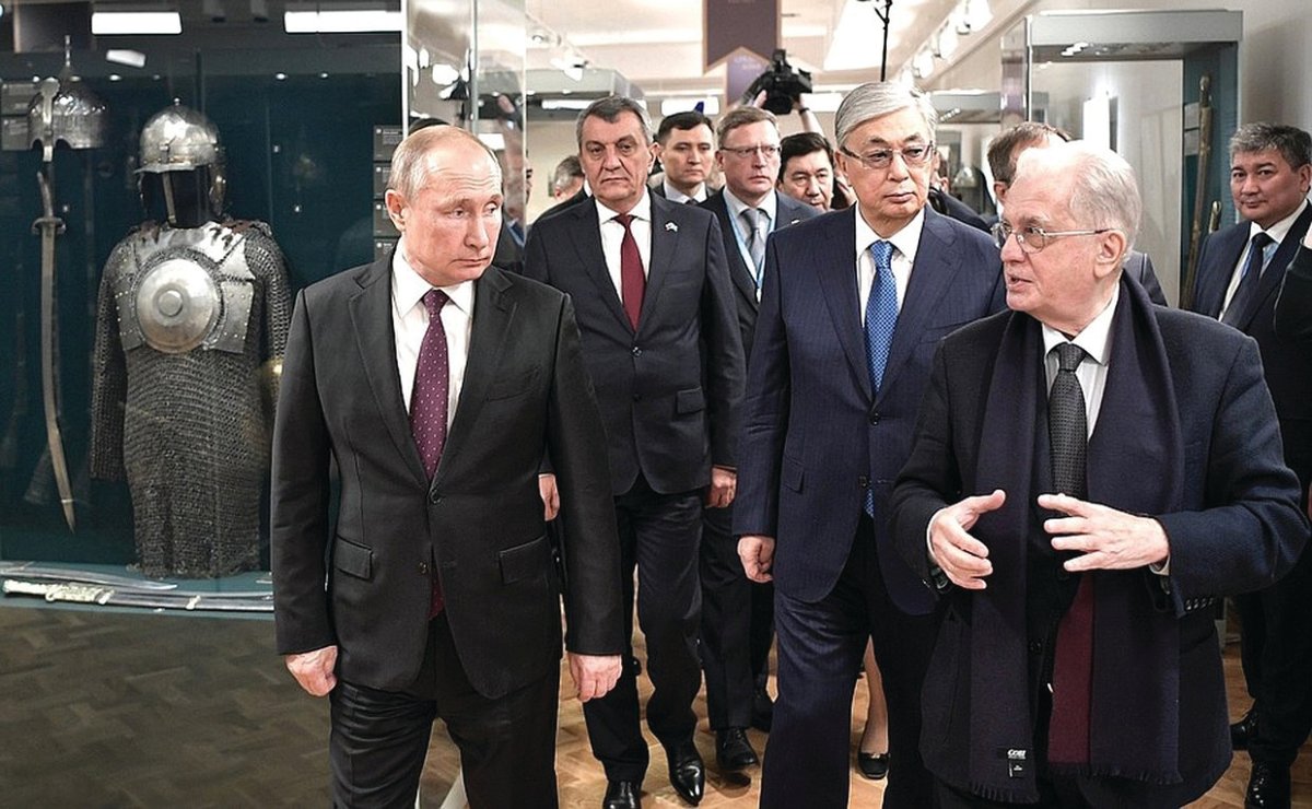 Hermitage director Mikhail Piotrovsky (right) giving Vladimir Putin and Kazakh president Kassym-Jomart Tokayev a tour of the new Hermitage-Siberia Centre in Omsk © Kremlin.ru