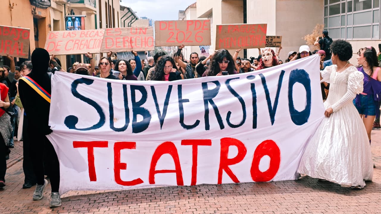 A local theatre company helped organise the 21 September protest in front of the Ministry of Culture in Bogotá, Colombia Photo: David Rincón