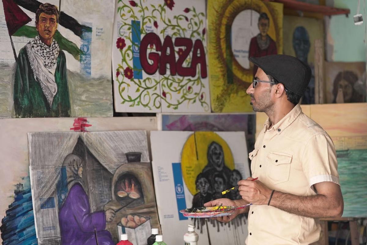 Gazan artist Ahmed Muhanna began painting on aid boxes due to a lack of art material

Photo: The United Nations World Food Programme (WFP)