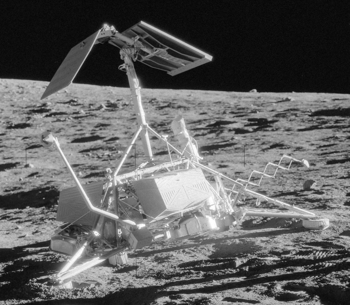 Parts of the 1967 Surveyor 3 on the Moon were pitted with craters after Apollo 12 landed in 1969
Photo Nasa (Wikimedia Commons)