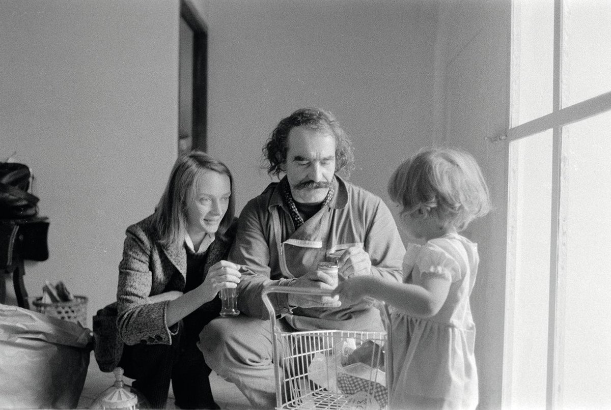 Jean Tinguely and De Saint Phalle and her granddaughter Bloum Cardenas Photo: Laurent Condominas; © Niki Charitable Art Foundation, courtesy of the foundation and Hauser & Wirth