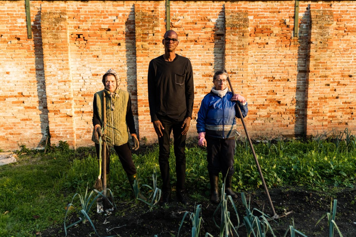 Mark Bradford at the Rio Terà dei Pensieri Social Cooperative garden inside a women’s prison Copyright Mark Bradford. Courtesy the artist.