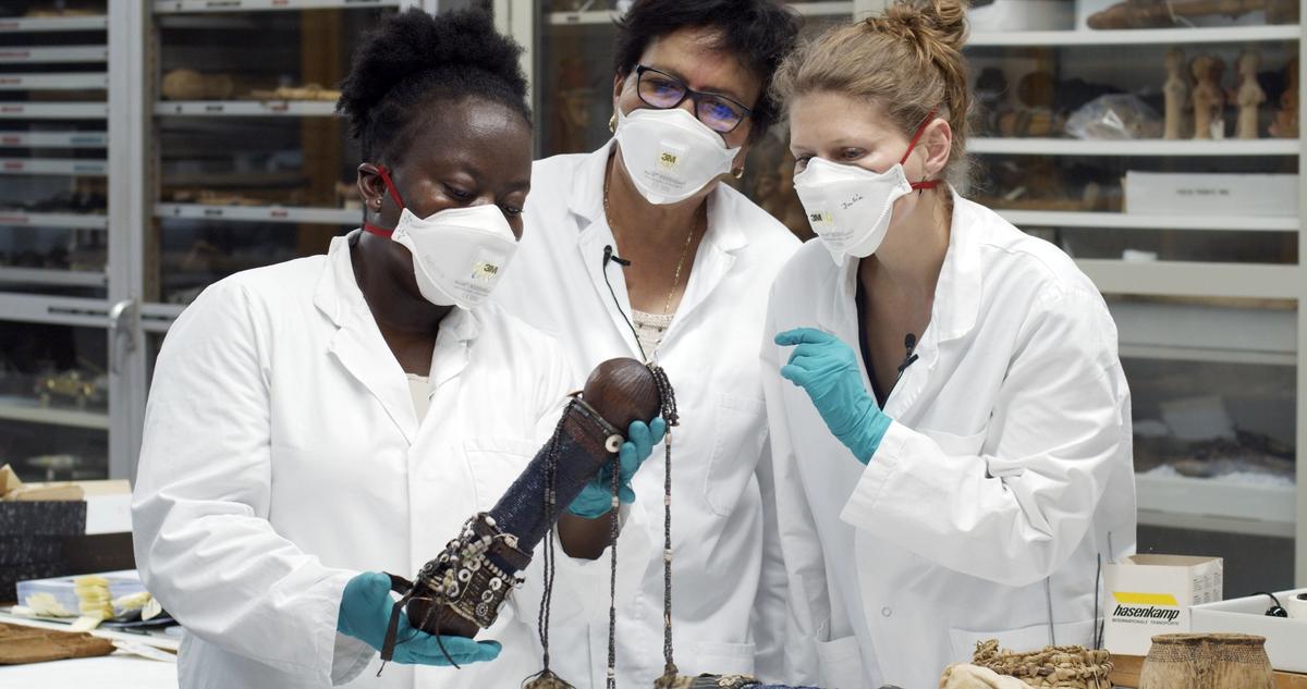 Researchers examining a work in the depot of the Ethnological Museum Berlin © Moritz Fehr, 2019