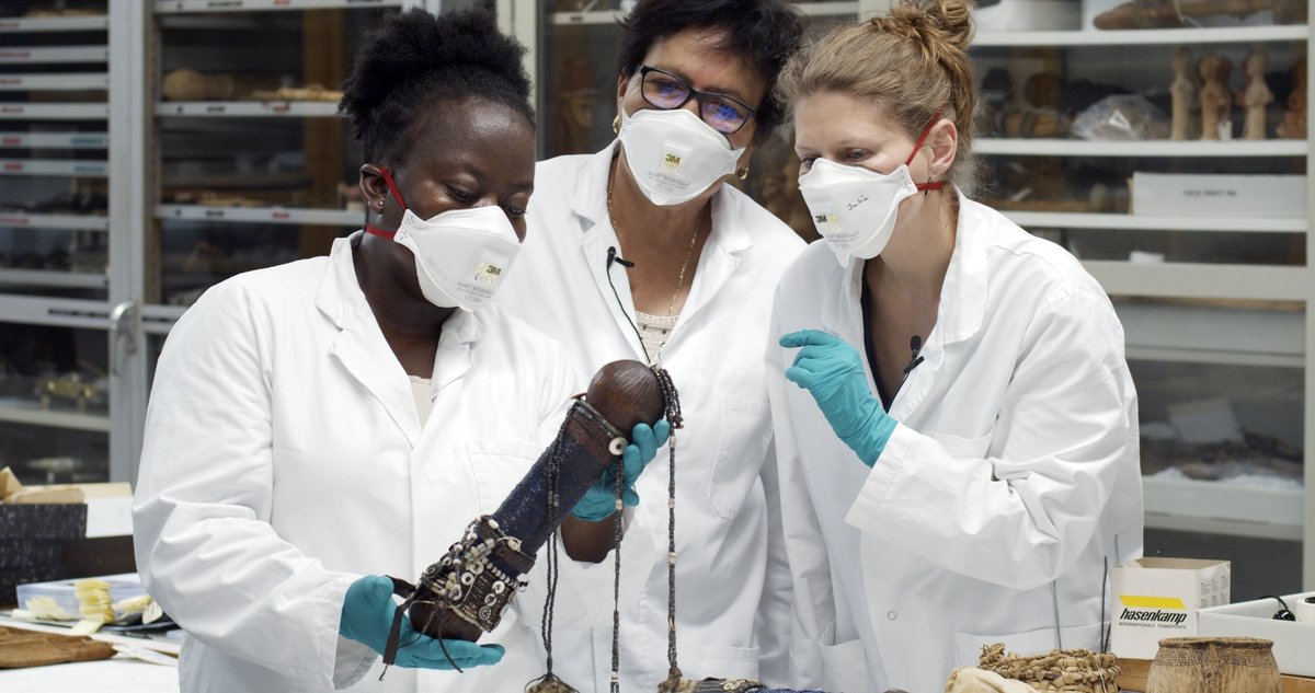 Researchers examining a work in the depot of the Ethnological Museum Berlin © Moritz Fehr, 2019