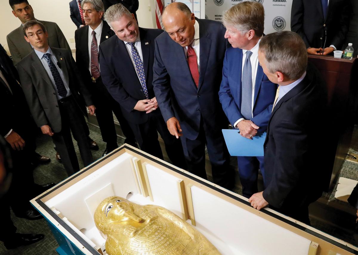 Egyptian and US officials in New York with the Gold Coffin of Nedjemankh, one of the objects caught up in the looting scandal REUTERS/Brendan McDermid