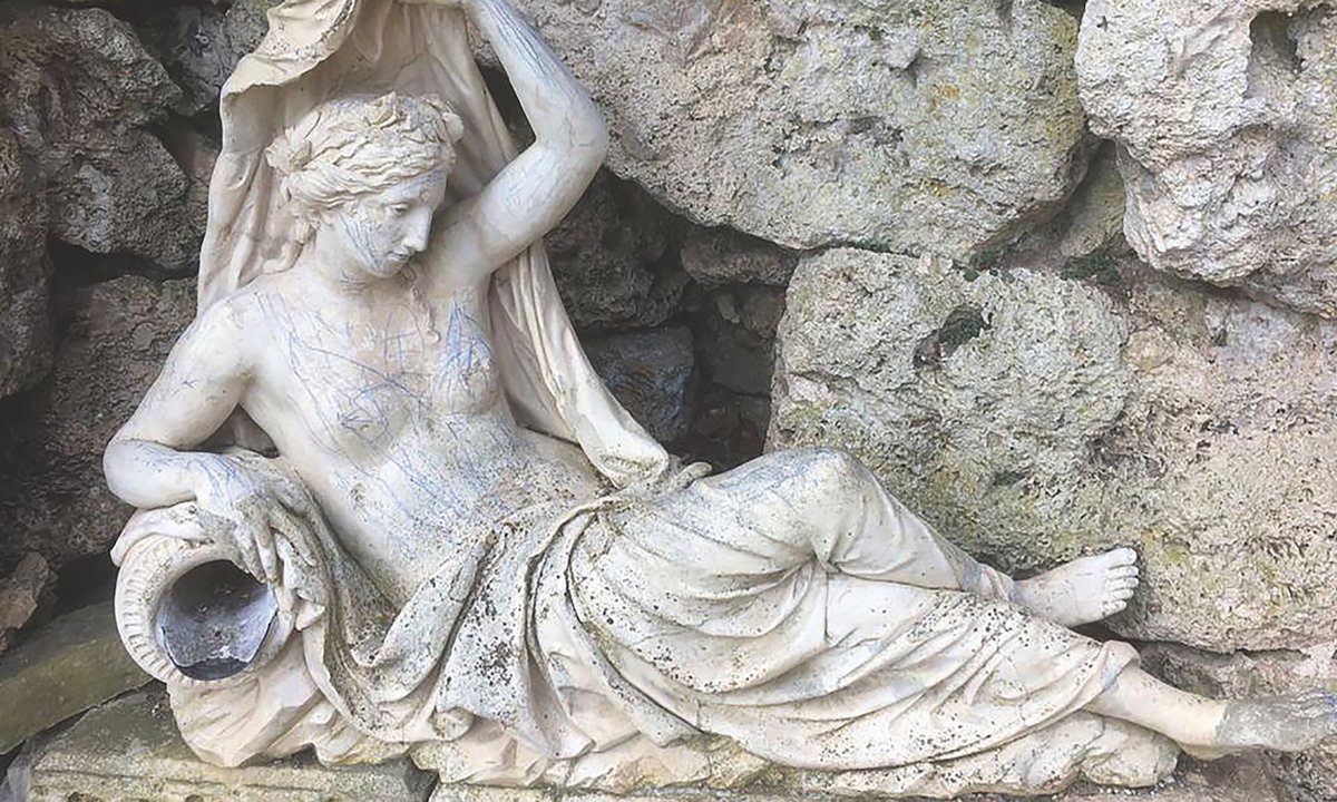 Twitter titters at vandalised Roman sitter—was it a child who did it? Twitter titters at vandalised Roman sitter—was it a child who did it?
