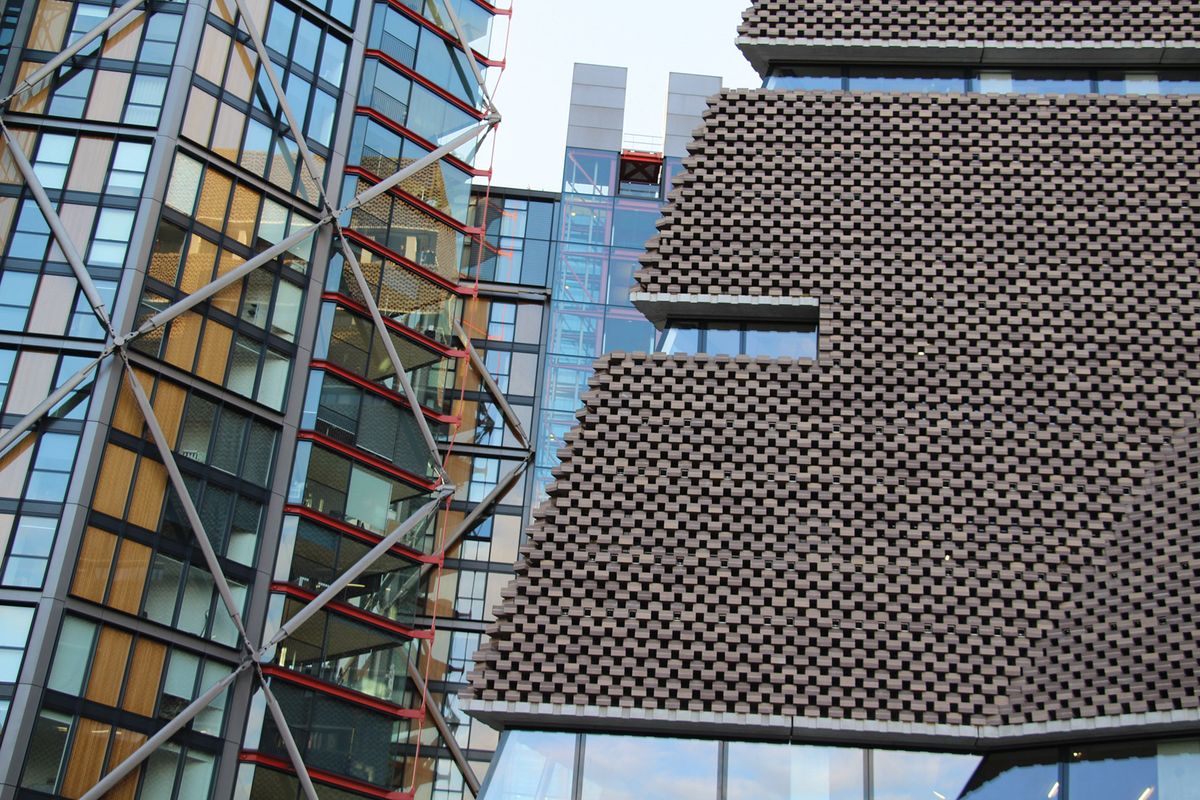 Residents of the Neo Bankside flats (left) say that nosy visitors to Tate Modern are peering into their homes from the viewing platform of the Blavatnik Building © Fred Romero