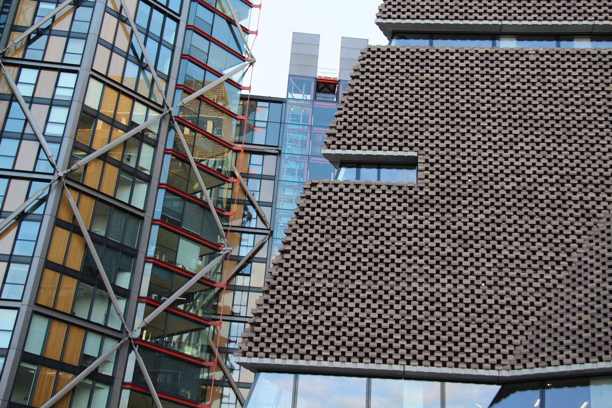 Residents of the Neo Bankside flats (left) say that nosy visitors to Tate Modern are peering into their homes from the viewing platform of the Blavatnik Building © Fred Romero