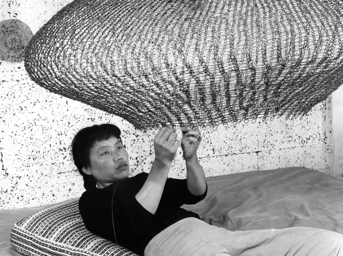 Ruth Asawa photographed in 1957 © 2022 Imogen Cunningham Trust.
Artwork © 2021 Ruth Asawa Lanier, Inc. ARS, NY and DACS, London. Courtesy David Zwirner