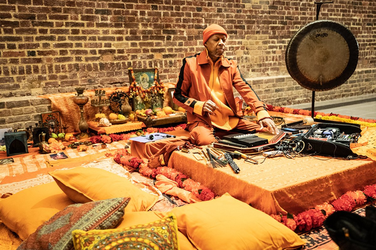 Laraaji performing at Grace Wales Bonner ©Harry Richards Photography