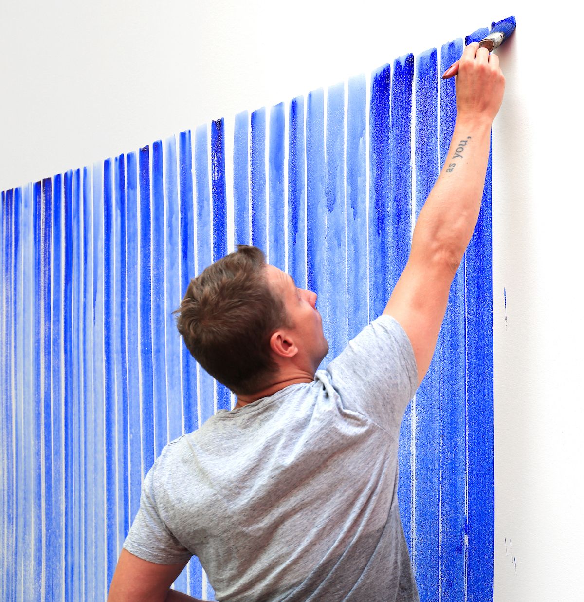 Jeppe Hein painting Breathing Watercolours on a wall Photo: Hendrik Hähner/Studio Jeppe Hein and courtesy of Jeppe Hein