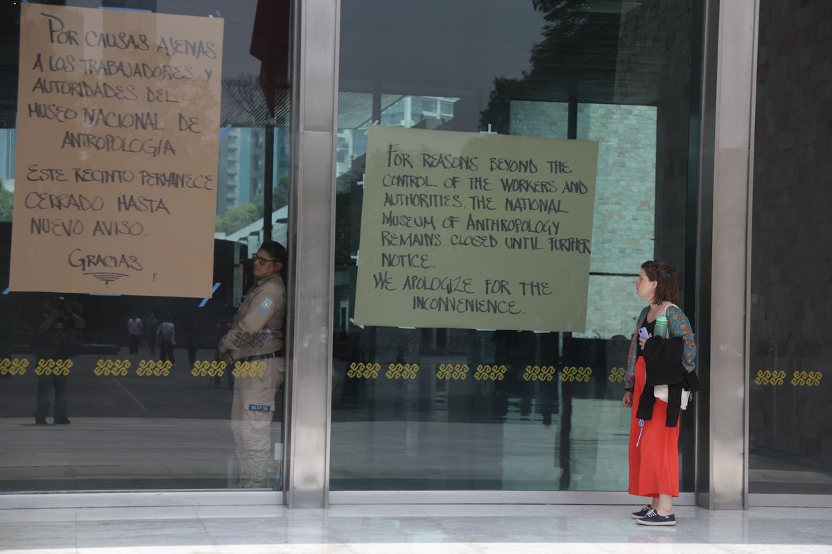 Signs outside the Museo Nacional de Antropología in Mexico City attempt to explain its sudden closure Photo: Ismael Rosas