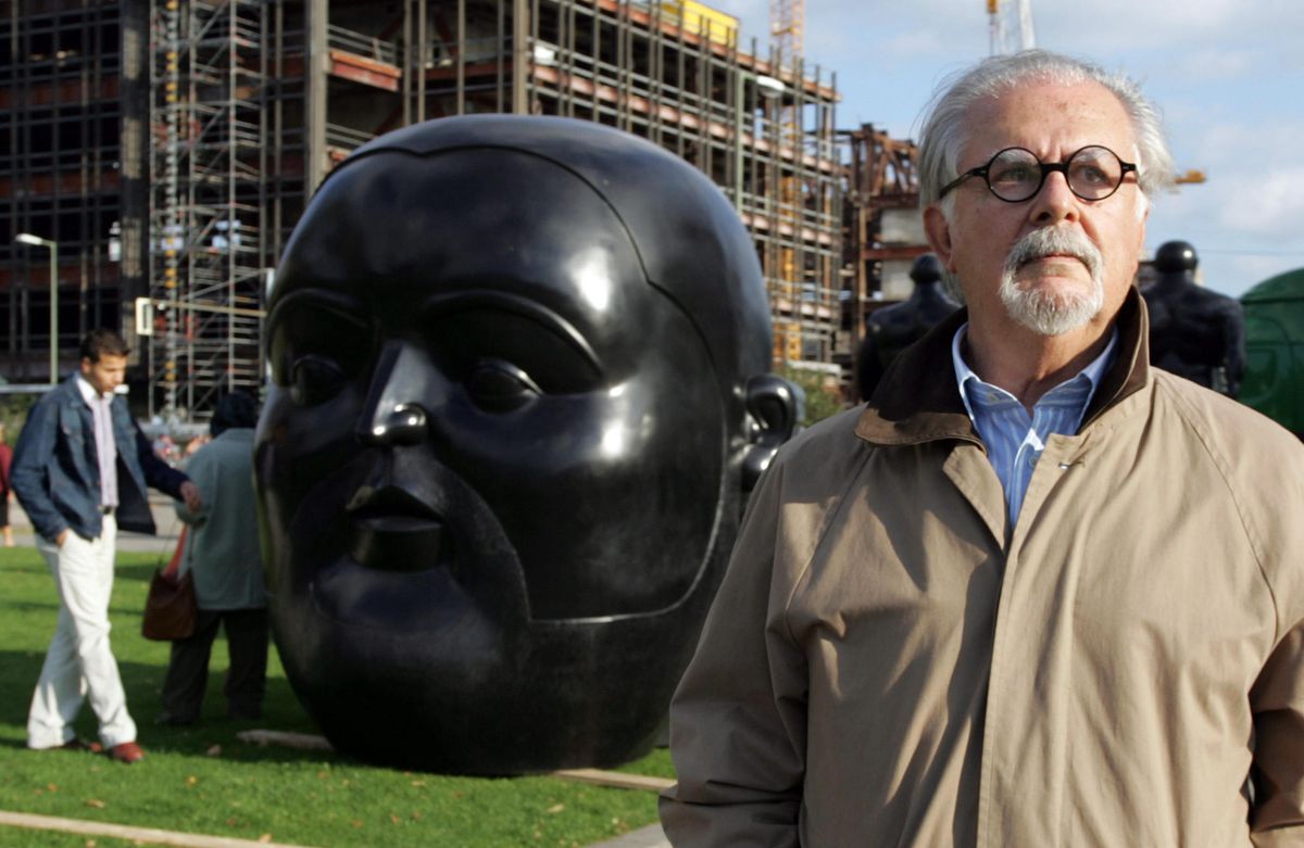 Artist Fernando Botero during a 2007 exhibition of his sculptures in Berlin Photo: Rainer Jensen. dpa picture alliance archive / Alamy Stock Photo