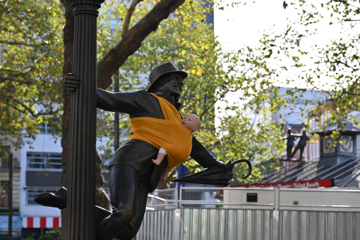 A statue of the actor Gene Kelly in Leicester Square sported a new look on Tuesday

Photo: The Dad Shift