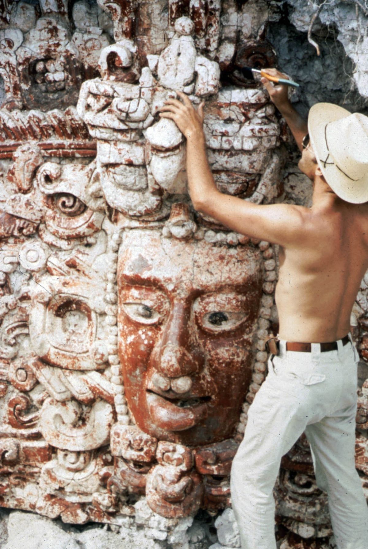 Maya temple façade at Placeres, Mexico, being looted. Credit: Donna Yates. Provided by David Friedel and reproduced with permission from the original photographer