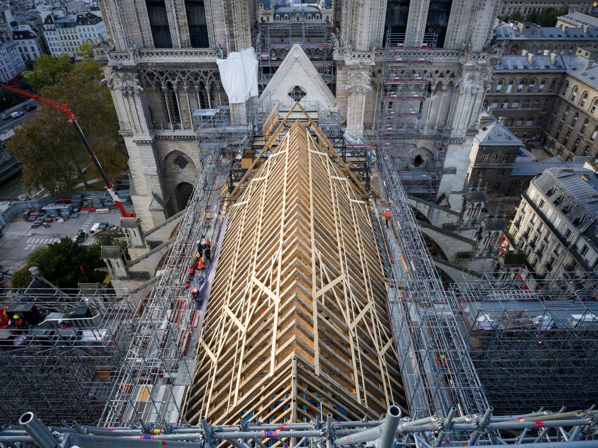 Two-thirds of Notre-Dame’s roof was destroyed in the 2019 blaze. It took more than 60 carpenters with custom-made axes to make the new charpentefrom 1,300 oak trees Photograph by David Bordes © Rebatir Notre-Dame de Paris