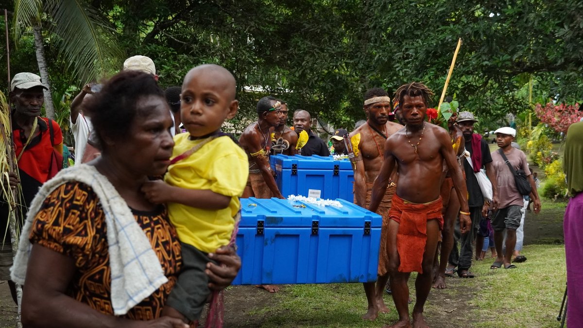 Men dressed as warriors followed the procession to the ceremony ground while carrying the ancestral remains
Norman Ketan, NKW Photography