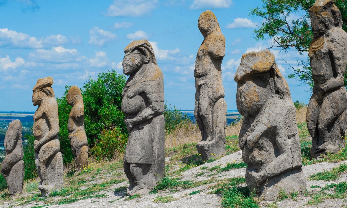 Ukrainian stone statues—likened to Easter Island’s Moai—destroyed during Russian invasion Ukrainian stone statues—likened to Easter Island’s Moai—destroyed during Russian invasion