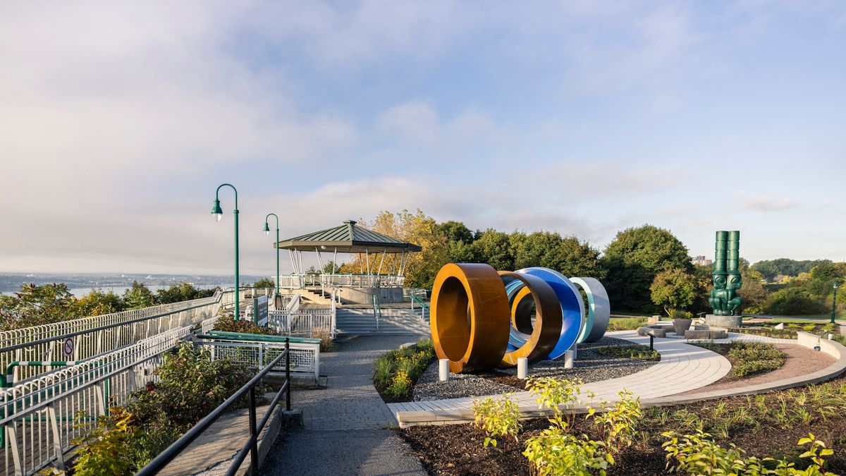 Ludovic Boney's Des perles en mémoire (2024) at centre and 7IDANsuu James Hart's The 3 WatchMen (2023) at right at Cap Diamant in Québec City Courtesy The National Battlefields Commission