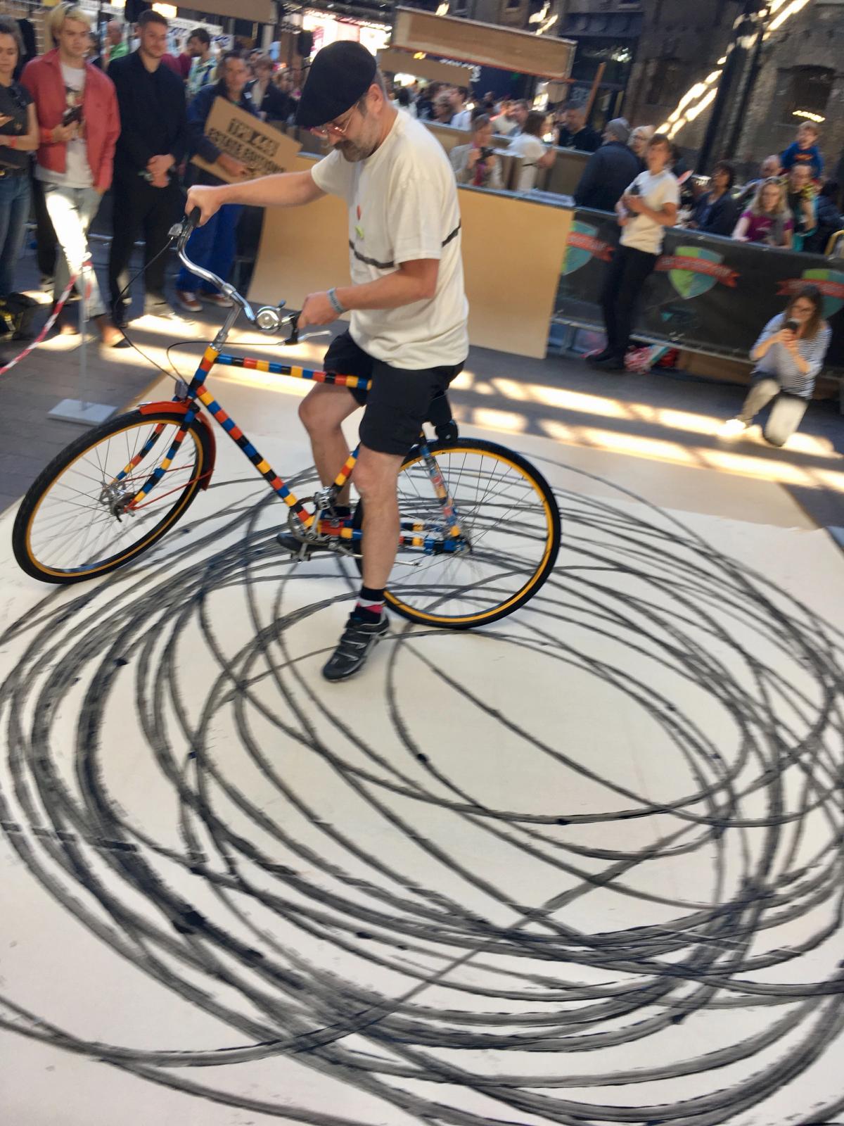 Gavin Turk in action © Louisa Buck