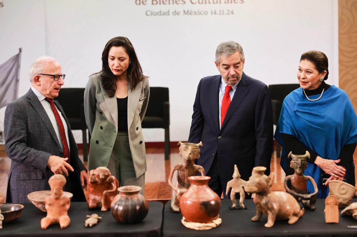 INAH’s director Diego Prieto Hernández (left) with Mexico’s culture secretary Claudia Curiel de Icaza (centre) and foreign secretary Juan Ramón de la Fuente (right) at a repatriation ceremony in Mexico City this past November Mexican Foreign Ministry