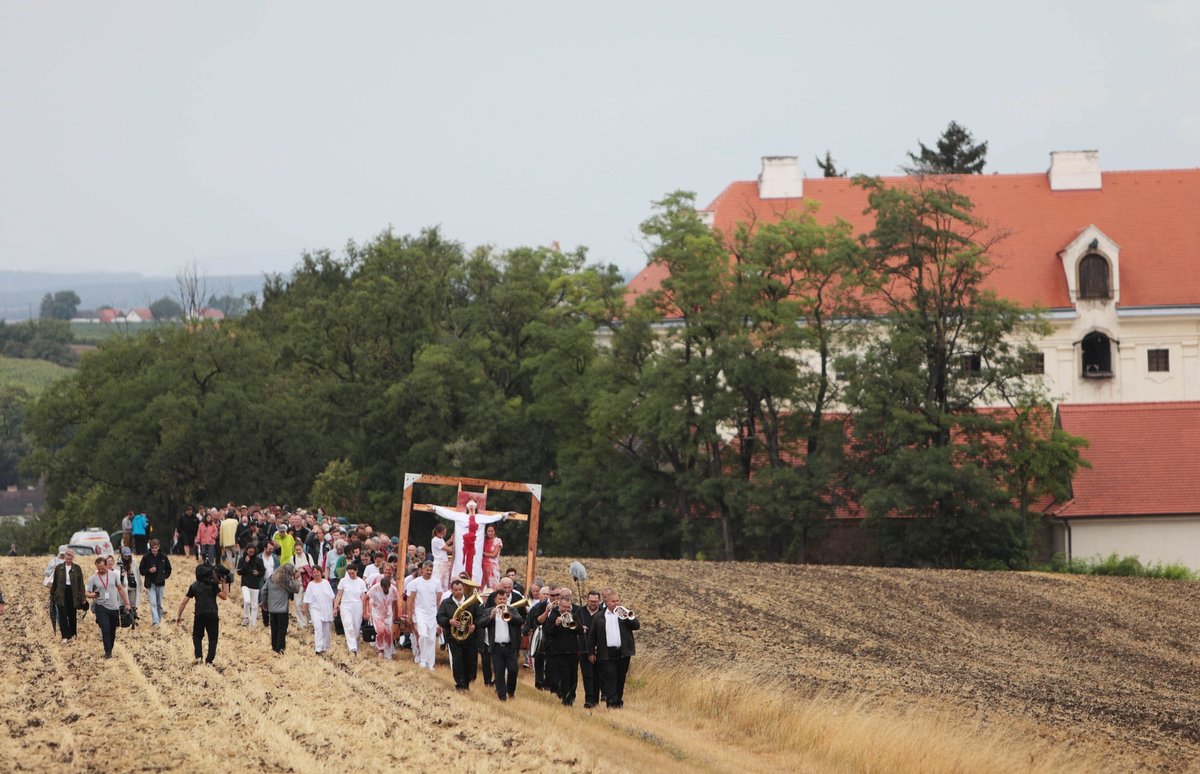 Hermann Nitsch and the Orgies Mysteries Theater's 6-Day Play (2022), day 1 Photo: © Hermann Nitsch GmbH, photo: FEYERL