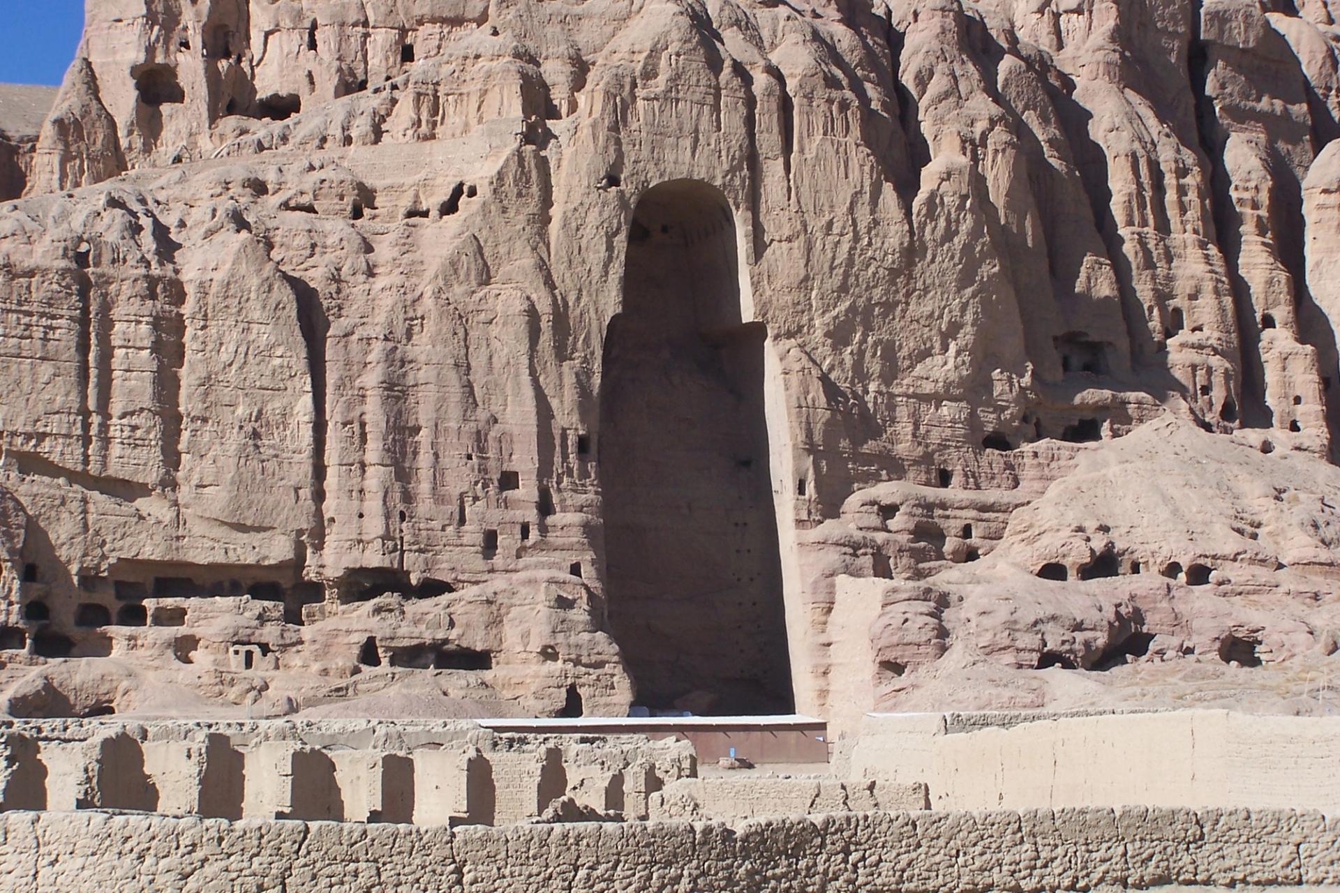 阿富汗巴米扬的一个空壁龛，那里曾经矗立着一座巨大的佛像，直到塔利班摧毁了它