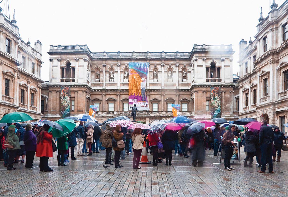Massive queues for the David Hockney exhibition at the RA in London—even in the rain Foto-Call/Alamy Stock Photo