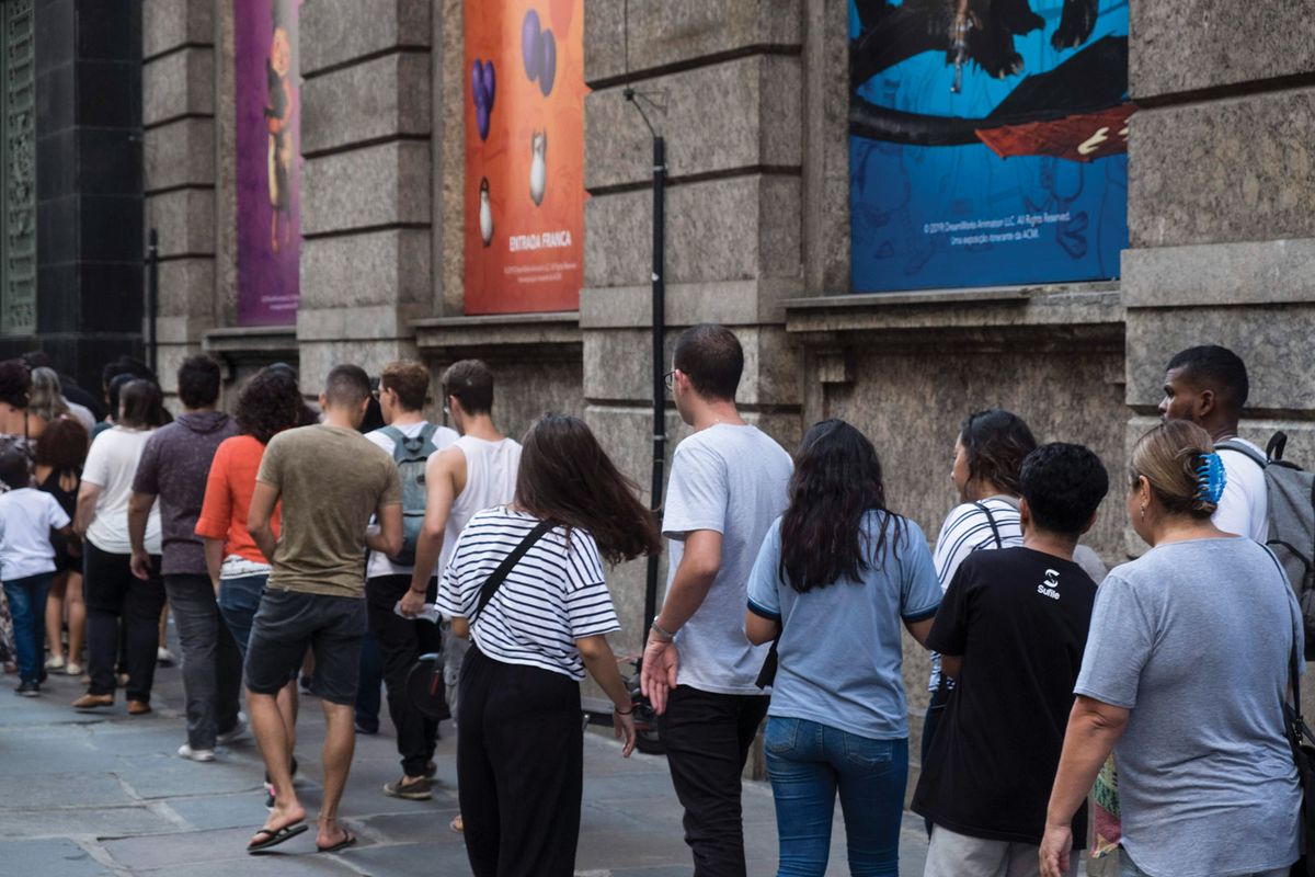 People queuing to get into the DreamWorks exhibition at Centro Cultural Banco do Brasil in Rio de Janeiro © CCBB