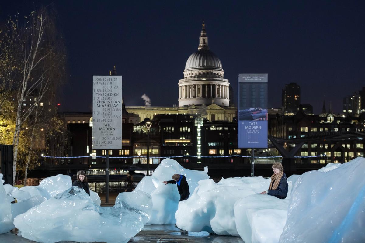 Olafur Eliasson and Minik Rosing's Ice Watch installation at Bankside, outside Tate Modern Photo: Justin Sutcliffe © 2018 Olafur Eliasson