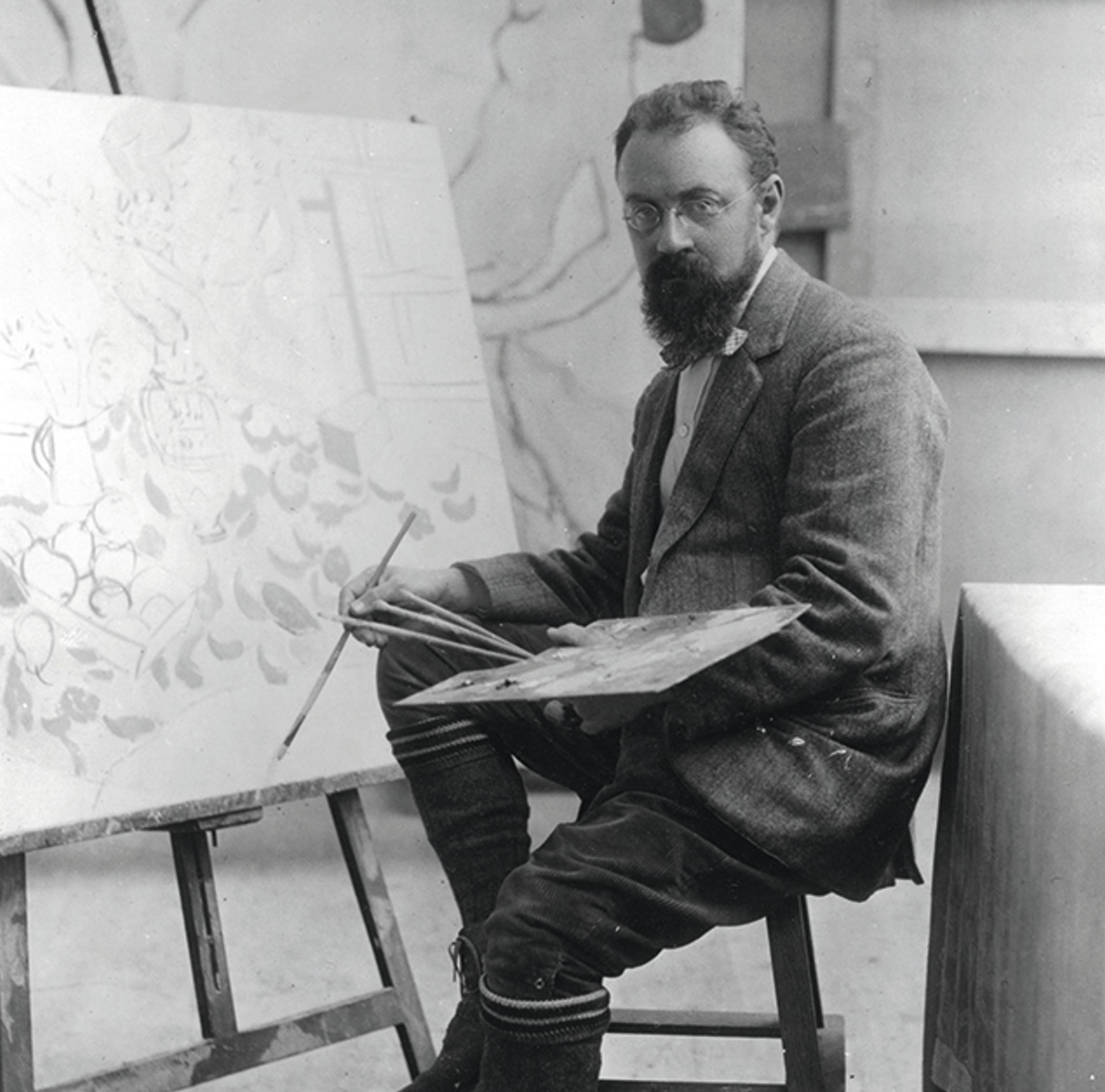 Henri Matisse in his studio in Issy-les-Moulineaux, 1909
Photo: Henri Manuel. Artworks: © Succession H. Matisse/VISDA 2022