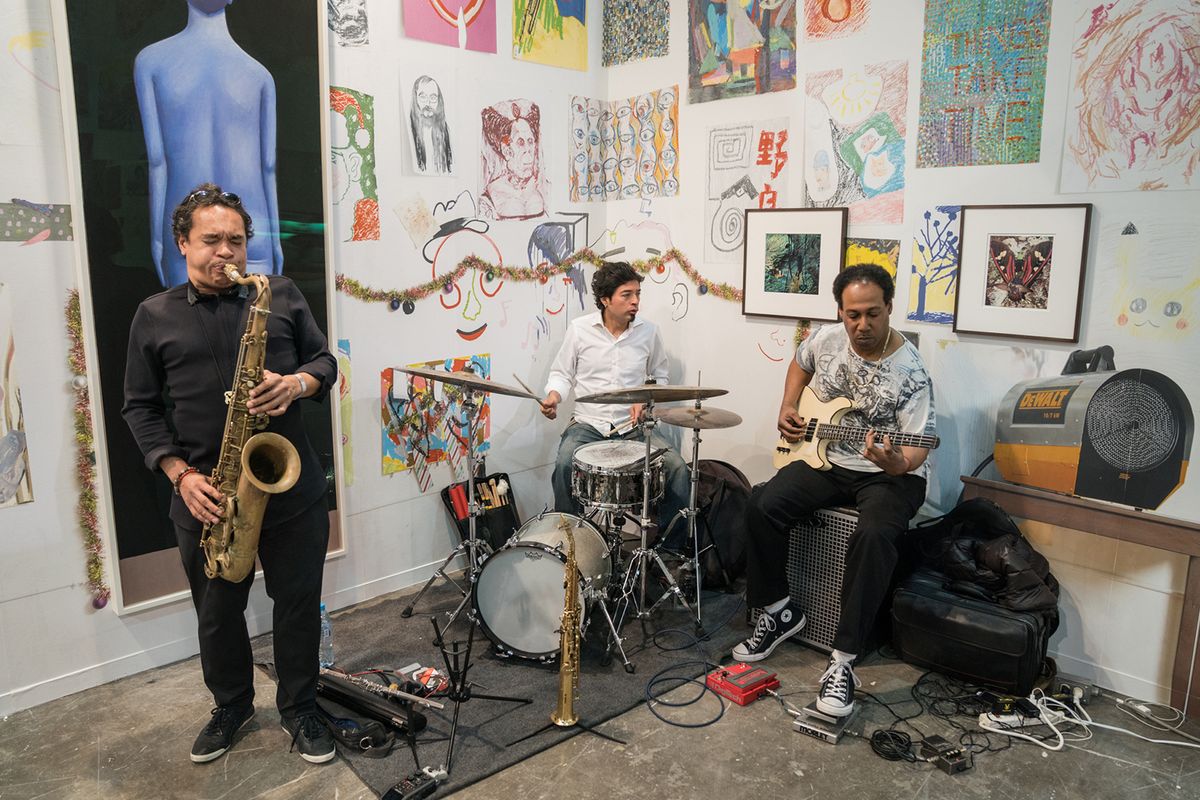 Blue chip does not mean boring: the artists Spencer Sweeney and Urs Fischer transplanted the free studio-slash-jam-session they run in New York to Karma’s stand at Zona Maco Photo: Mauricio Aguilar