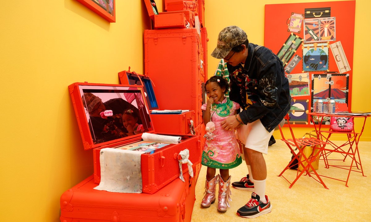 At Frieze Los Angeles, Greg Ito’s bright baggage carries hope – The Art Newspaper At Frieze Los Angeles, Greg Ito’s bright baggage carries hope – The Art Newspaper