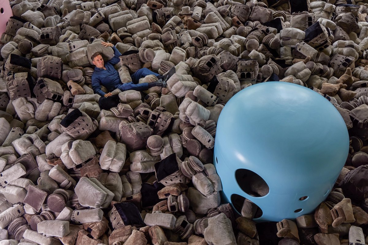 Andreas Mühe among his soft toy bunkers © Günter Lepkowski