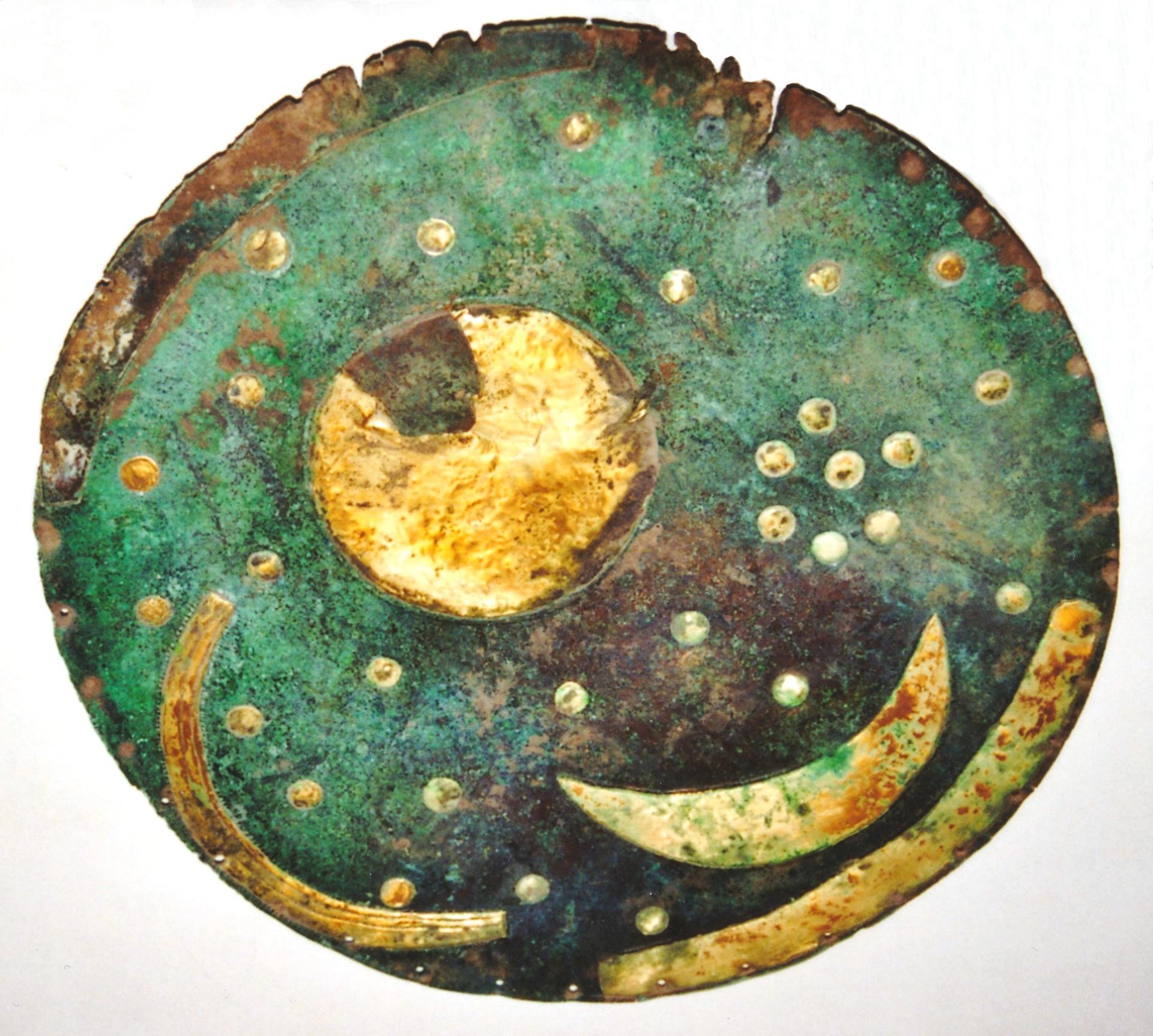 Early picture of the Nebra Sky Disk, around January 2002. This is one of the few photographs showing the condition of the sky disc before it was taken over by the Landesmuseum Halle and before the conservation work carried out there. Important are the traces of corrosion, which are still easily recognisable here Photo: Hildegard Burri-Bayer