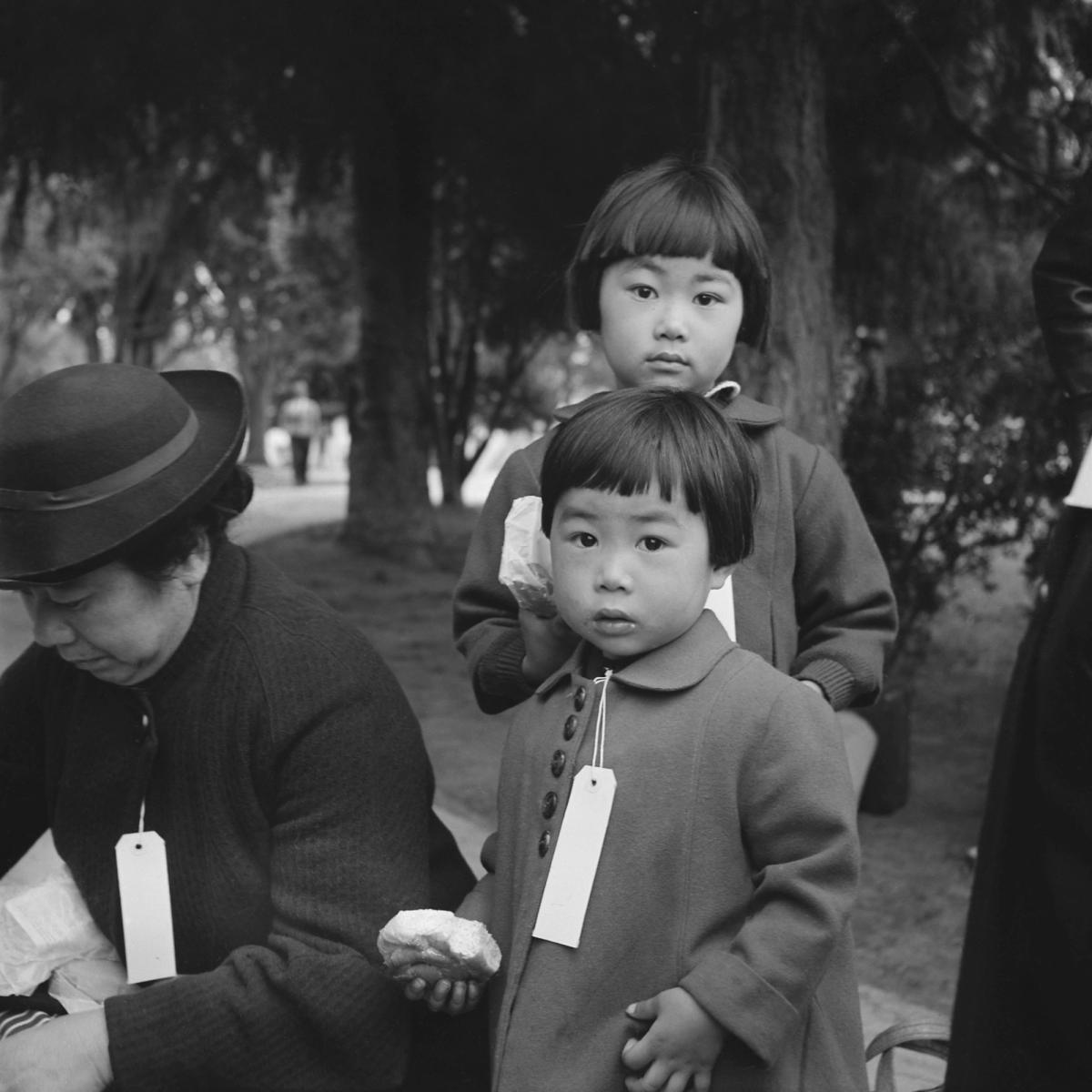 Dorothea Lange, Hayward, California – Two children of the Mochida family who, with their parents, are awaiting forced evacuation (1942).
Archival inkjet print, printed 2022. Courtesy of the Library of Congress, Washington, DC.