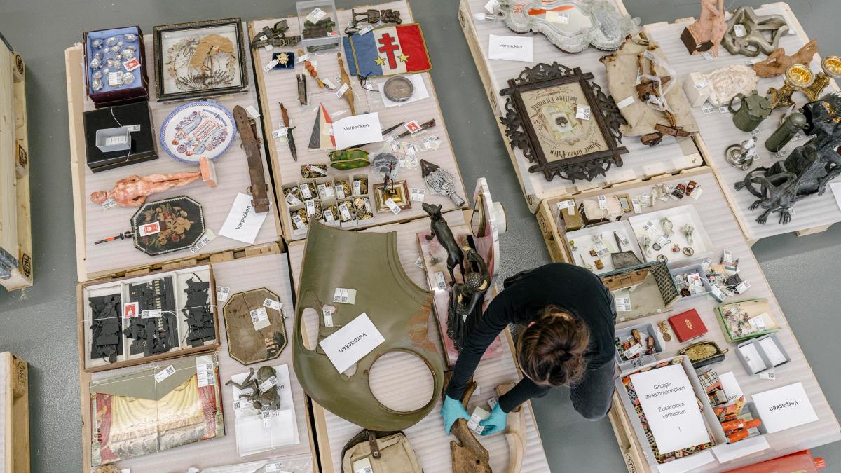 A worker at the Foundation for Art, Culture and History, which has been dealing with hundreds of thousands of Stefanini’s items © Bruno Augsburger