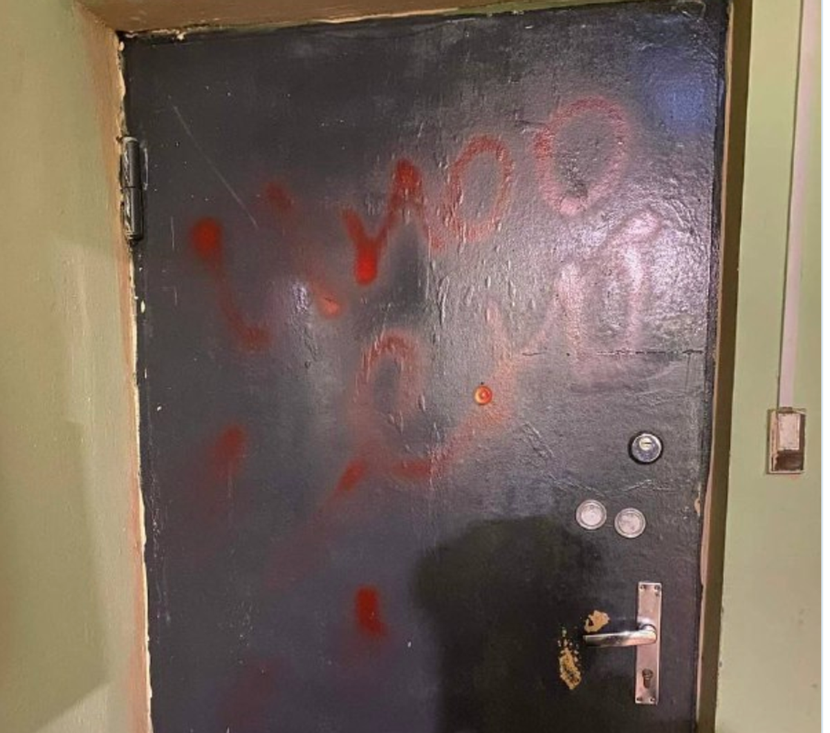 The human rights lawyer Pavel Chikov posted a photo of the door on his Telegram channel 