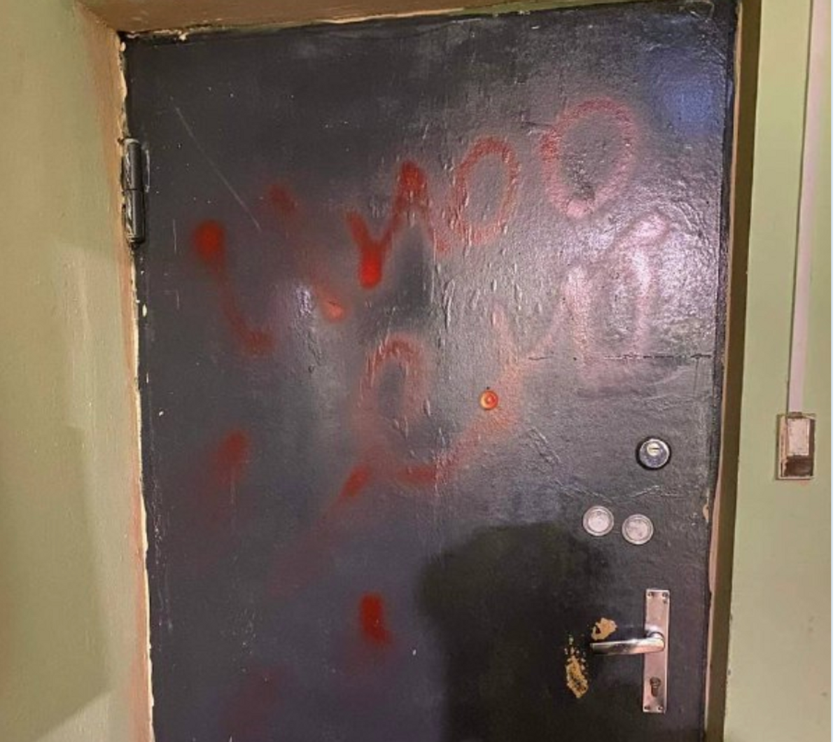 The human rights lawyer Pavel Chikov posted a photo of the door on his Telegram channel