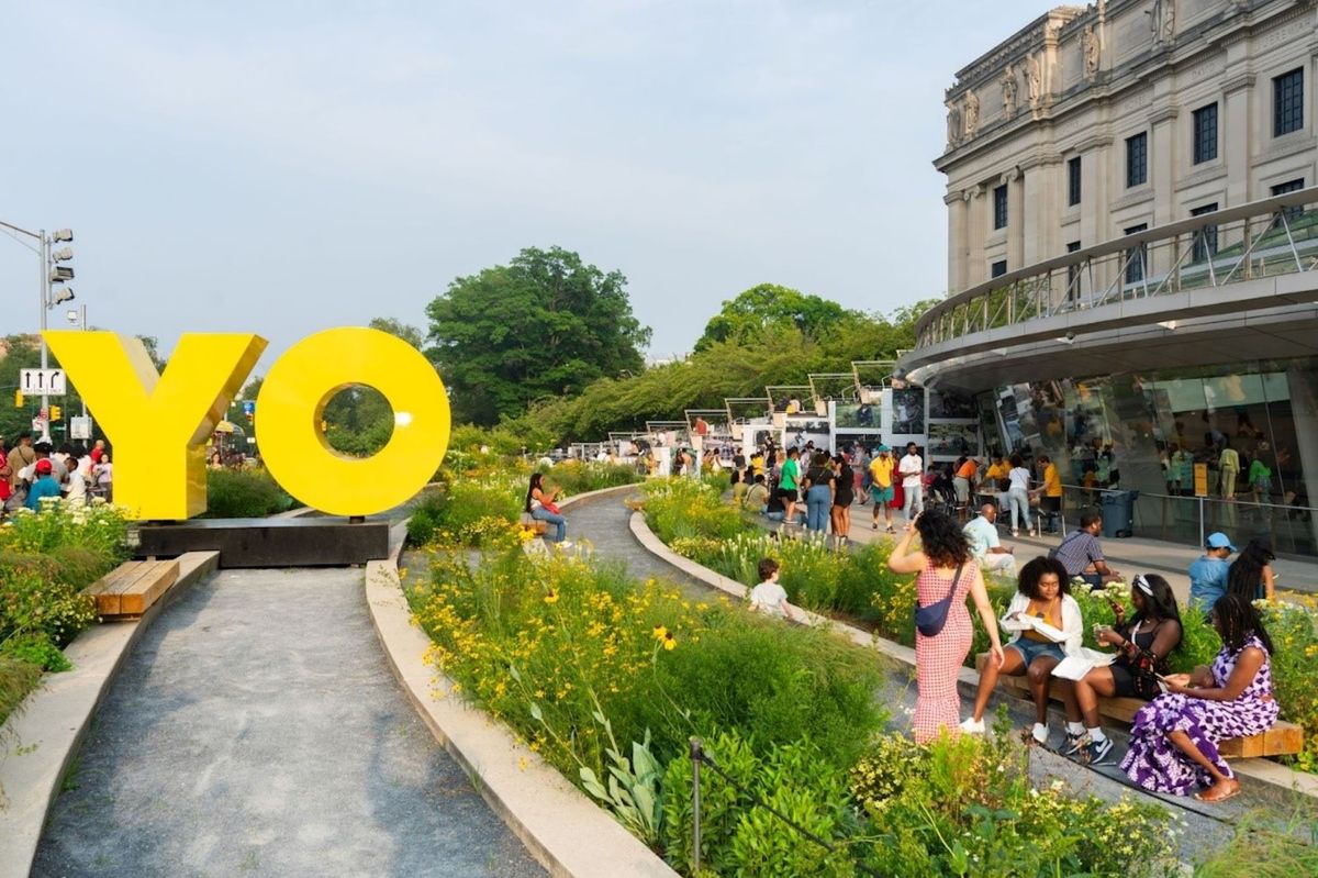 Deborah Kass's OY/YO (2015) in front of the Brooklyn Museum, New York Photo: Courtesy the Brooklyn Museum