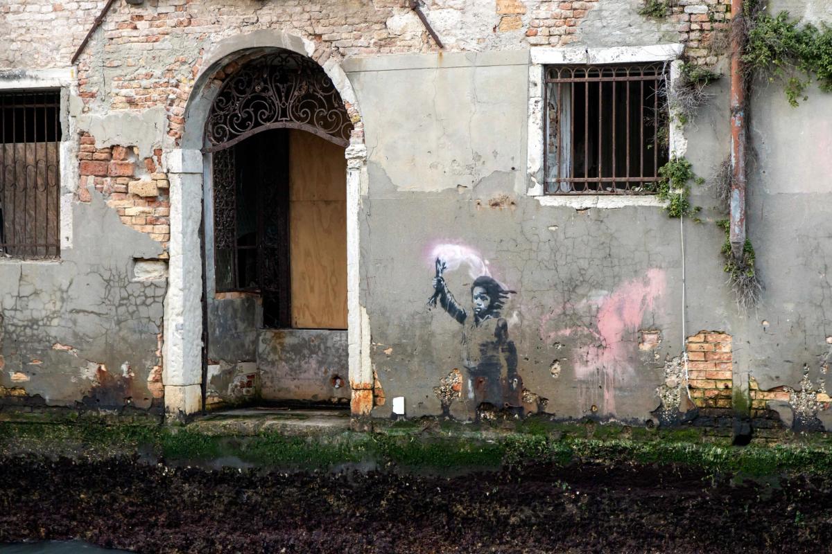 Migrant Child is seen as a reference to the global refugee crisis

Photo: cabuscaa