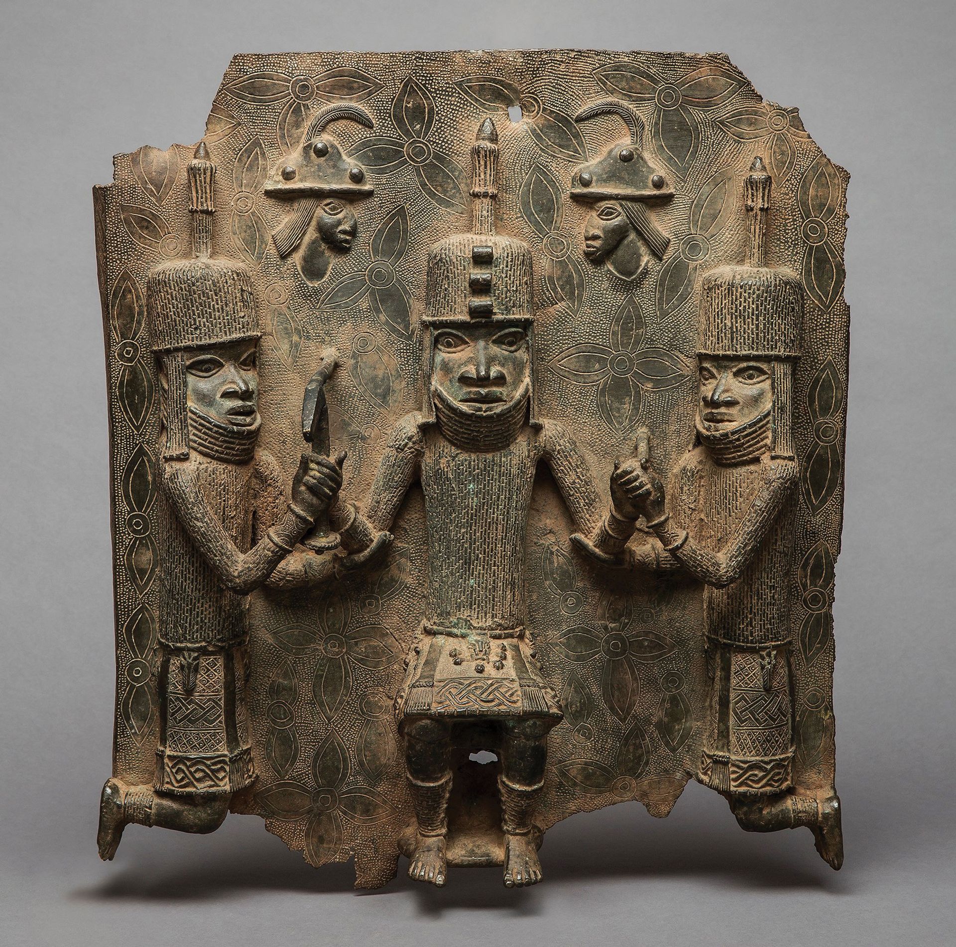 A Benin relief plaque (16th-17th centuries) showing the King with two dignitaries, currently in the collection of the Museum am Rothenbaum (MARKK) in Hamburg Photo: © Paul Schimweg/MARKK