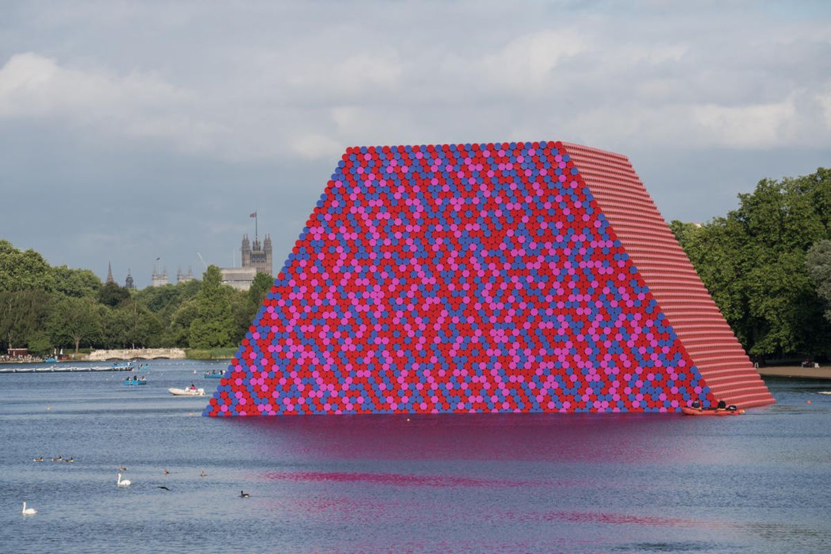 Christo’s The London Mastaba (2016-18 ) on the Serpentine Lake in London’s Hyde Park 2018 Christo; Photo: Wolfgang Volz