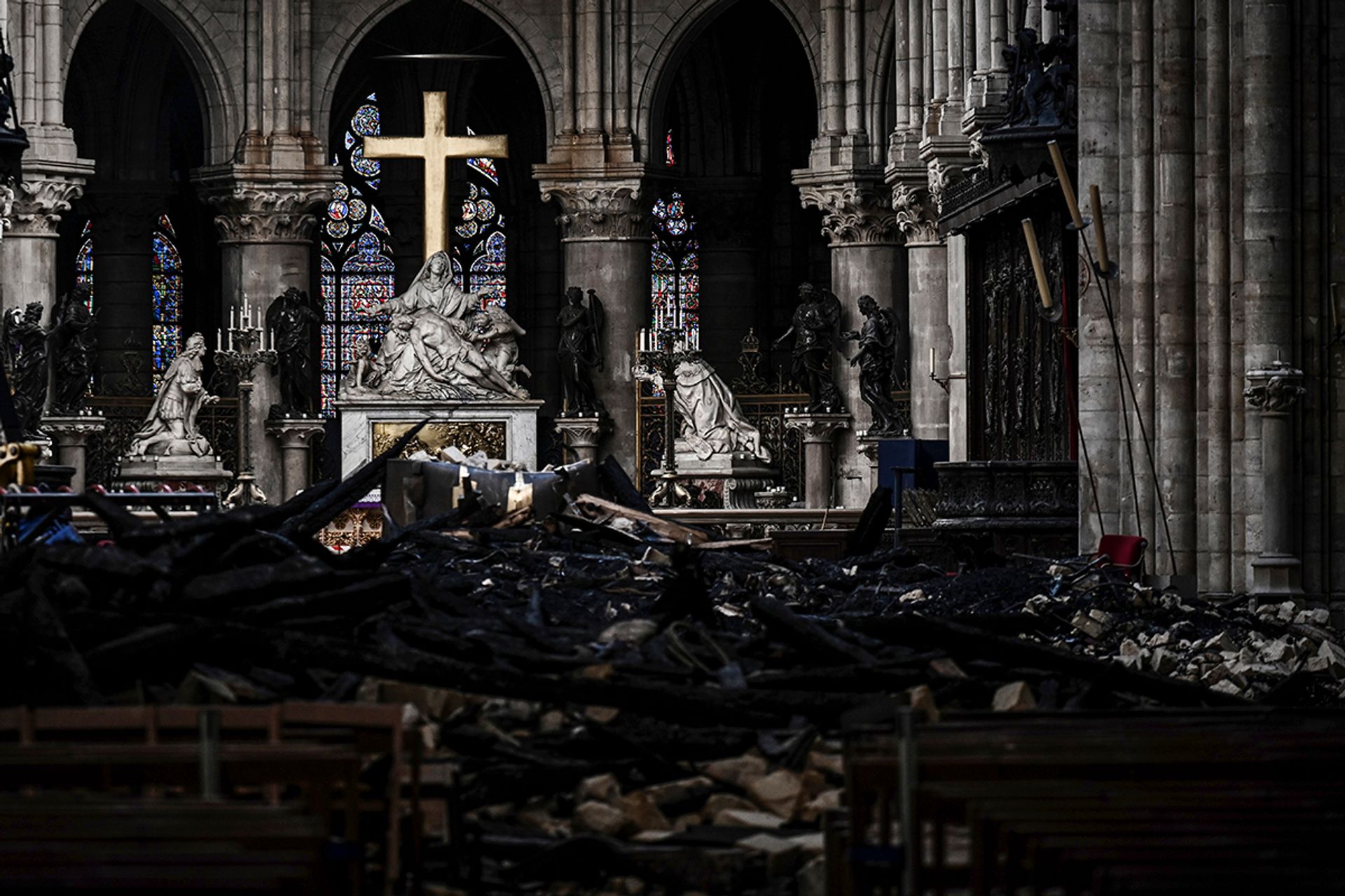 在火灾之后的Notre Dame中的碎石照片：Philippe Lopez / Pool通过AP