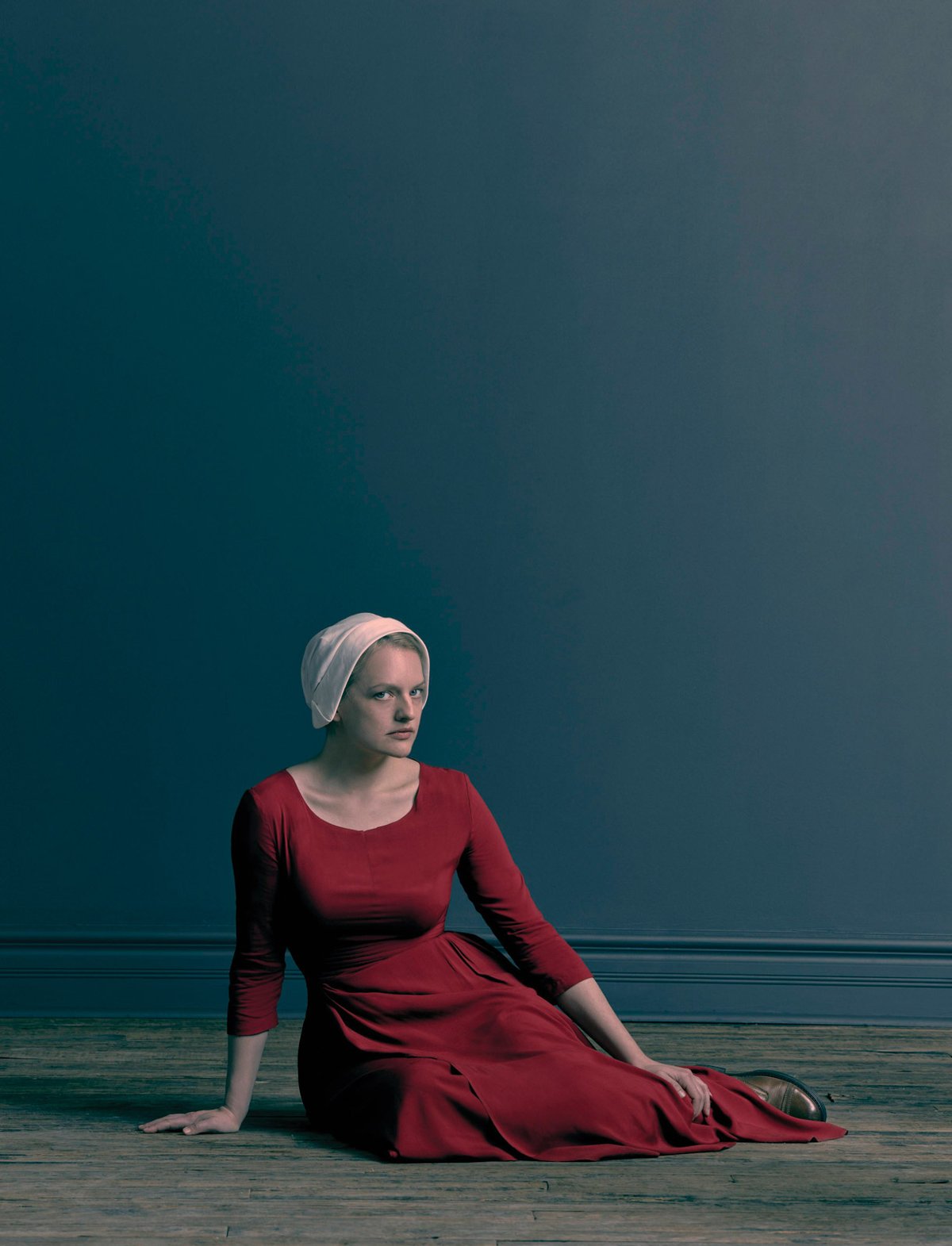The actress Elisabeth Moss in her character Offred’s trademark red Photo: Jill Greenberg; © Hulu