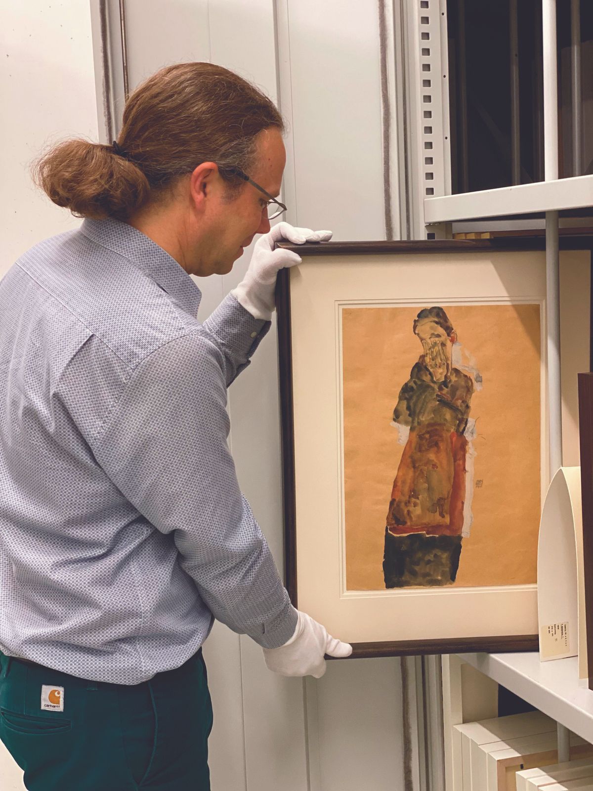 Folkwang Museum curator Tobias Burg with Egon Schiele’s painting Standing Woman Covering Face with Both Hands (1911), which was confiscated by the Nazis in 1937. Around 1,400 of the institution’s works were seized—more than from any other German museum

Museum Folkwang