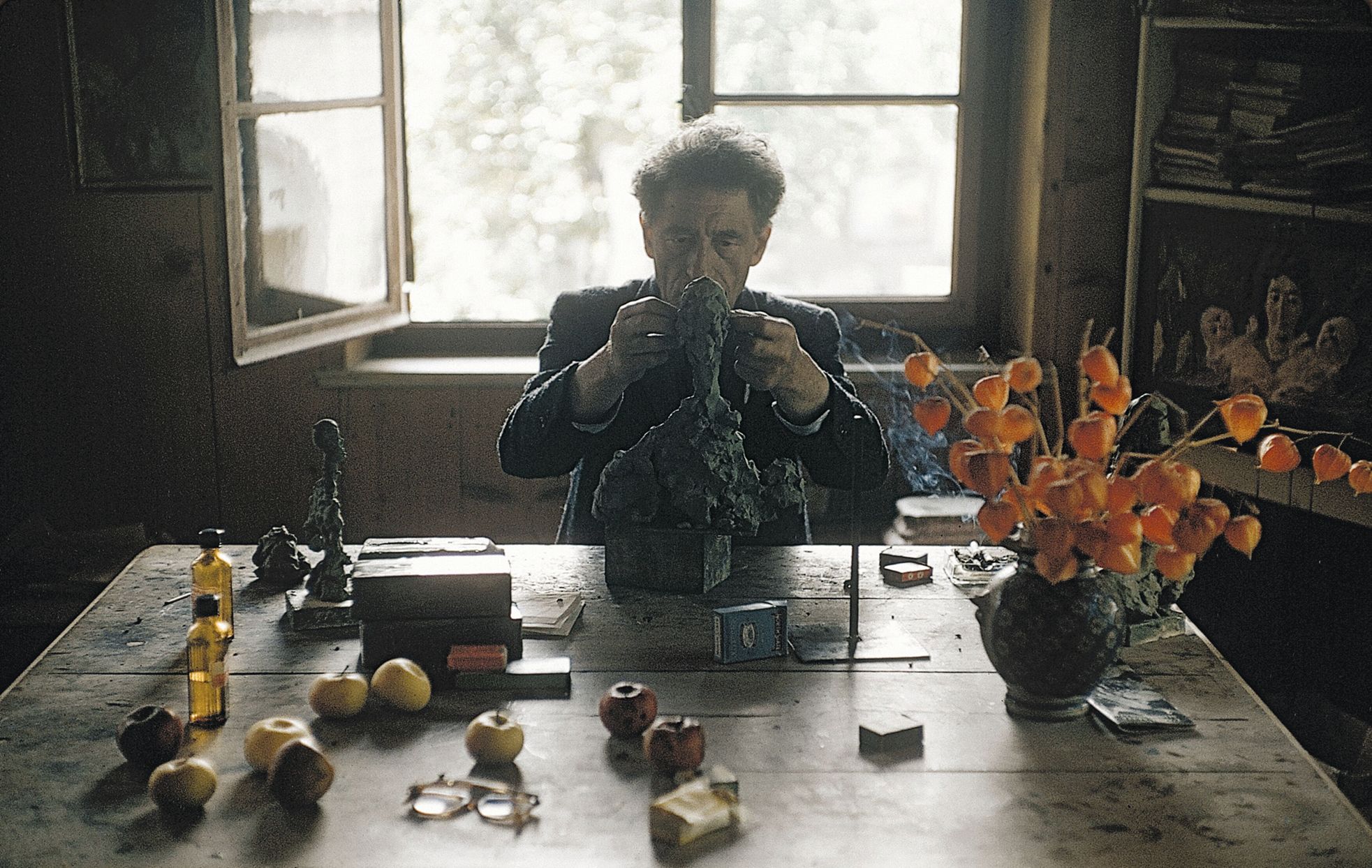 An Ernst Scheidegger photo of Alberto Giacometti at work in Stampa in the 1960s © 2025 Stiftung Ernst Scheidegger-Archiv, Zürich